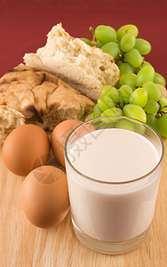 配鸡蛋和牛奶杯的新鲜面包图片