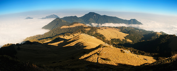 美丽的全景山地景观和金色草原高地蓝色旅游季节太阳顶峰旅行天空森林风景图片