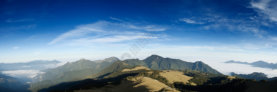 美丽的全景山地风景和蓝天空图片