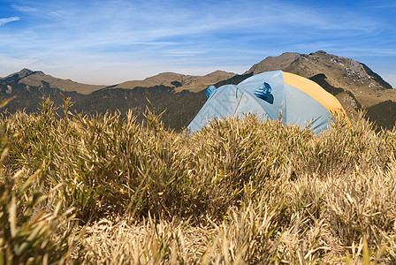 在高山草原上设置特别帐篷天空庇护所游客荒野运动蓝色远足森林顶峰木头图片