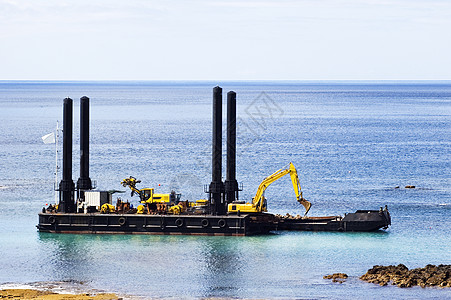 Dredger 挖泥器大部分加载疏浚侵蚀天空管子挖掘淤泥土地蓝色图片