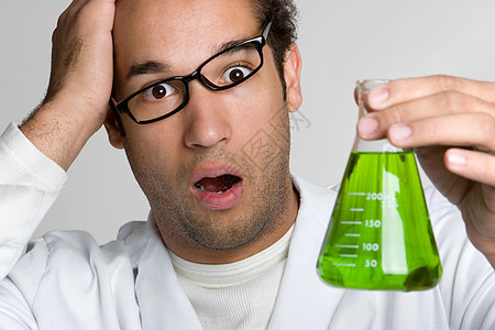 疯狂科学家液体化学眼镜男人震惊科学灰色背景眼神烧杯图片