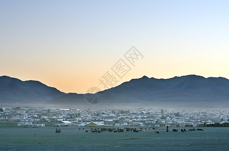 日落时蒙古村图片