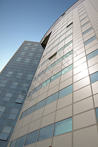 办公大楼的外墙是紧凑的光泽蓝色控制板城市窗户天空透明度商业金属彩色图片