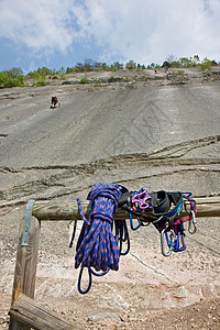 岩石上的攀爬装置齿轮登山力量金属绳索硬件娱乐运动安全冒险图片