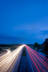 汽车在高速公路上行驶的模糊运动街道速度旅行驾驶车道运输白色技术大灯图片