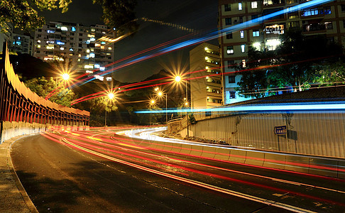 夜间在城市中轻型汽车图片