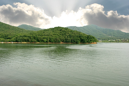 瓜川湖太阳光线橙子环境日落阳光红色岩石黑色灰色反射图片