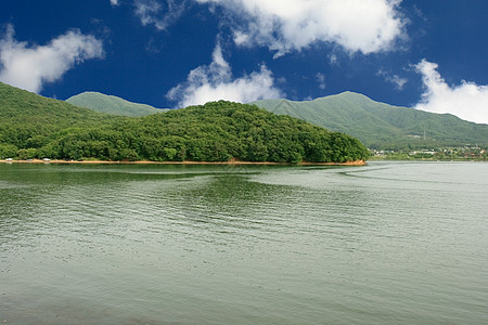 瓜川湖黑色岩石红色蓝色橙子灰色阳光太阳光线反射日落图片