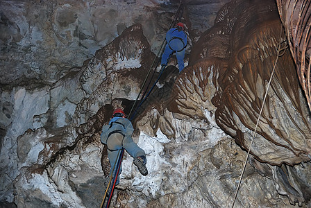 山洞中的登山者背景图片