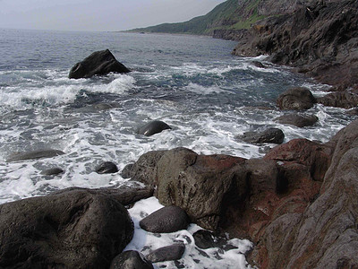 海中的石头风景岩石海浪大海飞溅图片