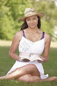 女童阅读书交叉女士学习闲暇爱好成人帽子场地公园女性图片