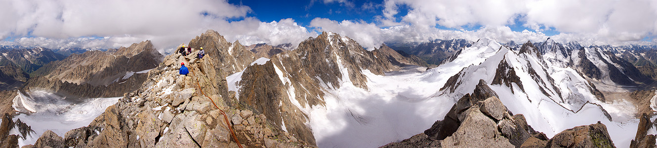 高加索山脉全景 顶层有登山者     360人图片