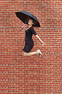 伞式跳跃胜利空气喜悦优胜者女性快乐精力自由砂浆活力图片