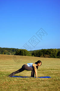 实地练瑜伽松紧带微笑自由公园天空草地身体女性火车蓝色图片