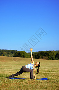 实地练瑜伽场地身体火车公园天空松紧带女士活力生活力量图片