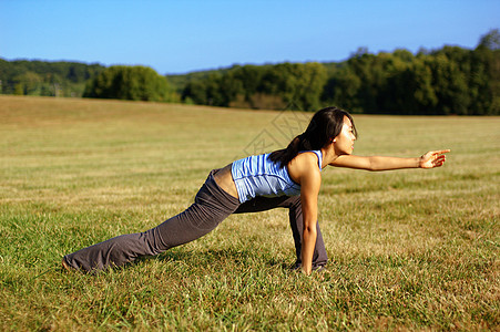 实地练瑜伽蓝色松紧带自由火车女性草地身体女士场地活力图片
