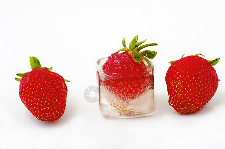 一个不坏的草莓 冻成冰热带冰箱味道甜点果汁玻璃立方体饮料食物水果图片