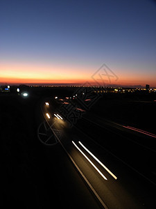 夜间灯大灯城市街道车辆驾驶蓝色辉光交通运输时间图片