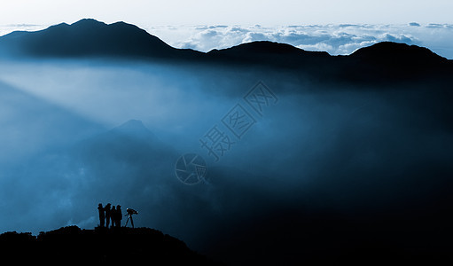 魔幻的晨云场景高山顶峰橙子太阳天空爬坡风景男人农村图片