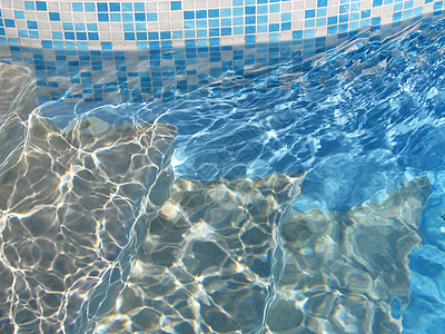 游泳池台阶脚步瓷砖水池折射马赛克楼梯游泳蓝色太阳反射图片