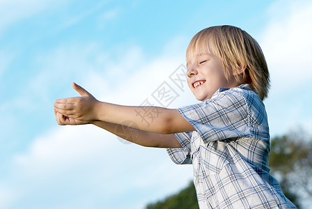 手伸向天上的小男孩情感微笑自由祷告天堂投降呼吸信仰上帝男生图片