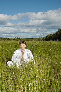 年轻男子在田间冥想图片