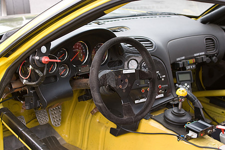 赛车驾驶舱黄色的里面高清图片