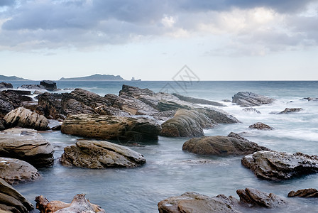 岩石海岸和美丽云彩的风景天空石头天堂海洋假期晴天日落地平线日出蓝色图片