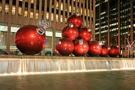 曼哈顿中城的圣诞装饰建筑喷泉新年季节庆典办公室收音机音乐假期工作图片