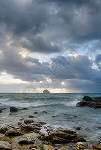 岩石海岸和美丽云彩的风景日落假期冲浪支撑热带太阳蓝色日出天空晴天图片