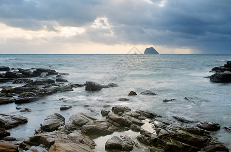 岩石海岸和美丽云彩的风景晴天假期热带石头太阳海岸线海浪天堂日落蓝色图片