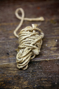 旧木头上的旧线串纤维绳索力量领带缠绕码头卷轴圆形海洋棕褐色图片