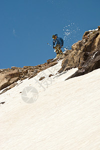 跳跃山脉飞行行动速度旅行成人蓝色幸福岩石活动图片