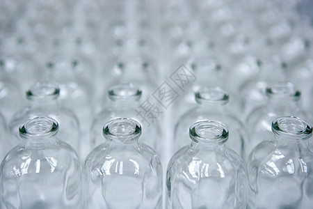玻璃透明空瓶装组装线化妆品液体饮料生产贮存回收白色食物工业瓶子背景图片