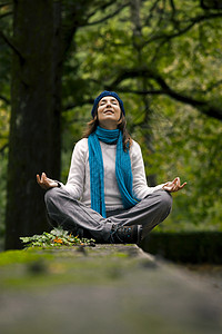瑜伽女性喜悦身体卫生保健森林平衡成人季节调解图片