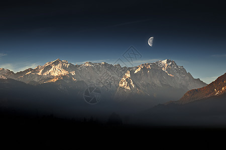 Zugspitze蓝色的加米施高清图片