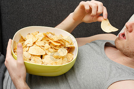 男人吃薯片薯条手表椅子衬衫长椅娱乐背心食物筹码电影图片