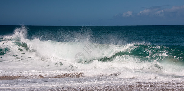 沙沙滩上破碎的波浪图片