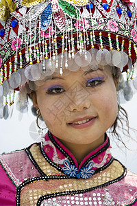 穿传统民族服装的中国女孩青少年配件帽子文化部落齿轮女孩们女士女性裙子图片