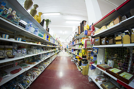 拥有许多产品的商店 大型零售店店铺库存架子纸盒卡车零售托盘储存纸板食物图片