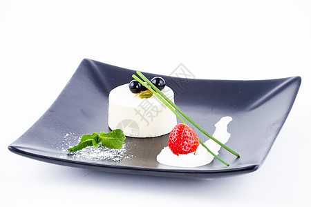 香草慕斯甜点 在黑白盘上加红莓薄荷痕迹雪花树叶暗示冰糖平方奶油圆柱风俗图片