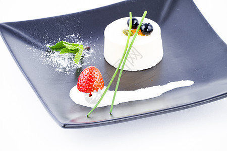香草软和海绵慕斯 以红莓加冕风俗痕迹暗示树叶奶油食物平方圆柱冰糖雪花图片
