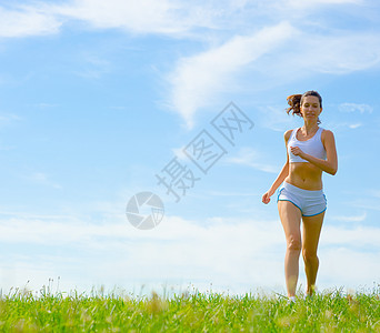 女运动员慢跑者跑步火车女孩公园蓝色运动赛跑者速度天空图片