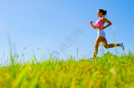 运动女运动员的锻炼慢跑者跑步速度女性赛跑者成人娱乐慢跑女士天空图片