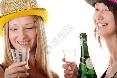 两位享受香槟的随意青年妇女女孩们朋友们快乐派对微笑幸福黑发玻璃牙齿新年图片