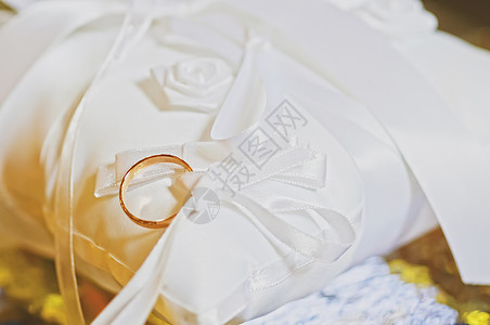 披萨织物上的婚环Macro蜜月金子反射已婚圆圈枕头庆典假期浪漫宏观图片