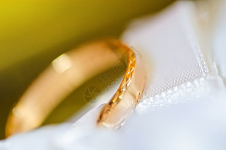 披萨织物上的婚环Macro订婚反射圆圈仪式庆典礼物金子合金枕头戒指图片