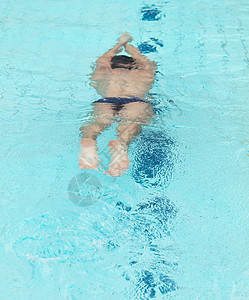 男性游泳运动员训练水池液体肌肉竞赛蓝色闲暇游泳者运动男人图片