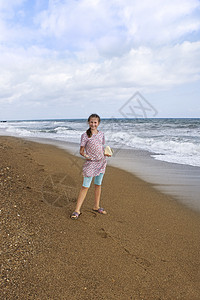 女孩在海上的海边海滩女士孩子们女性眼睛石头裙子孩子海洋喜悦图片